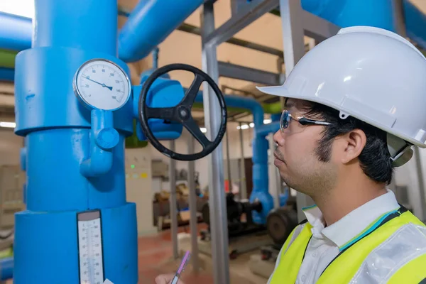 Ingeniero Asiático Con Gafas Que Trabajan Sala Calderas Comprobación Mantenimiento — Foto de Stock