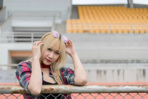 Asiatique Hipsters Fille Posant Pour Prendre Une Photo Clôture Style — Photo