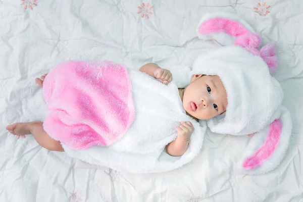 Cerca Hasta Lindo Asiático Bebé Chica Conejo Vestido —  Fotos de Stock
