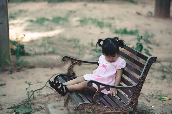 Retrato Menina Asiática Sentar Banco Parque Tailândia Pessoas — Fotografia de Stock