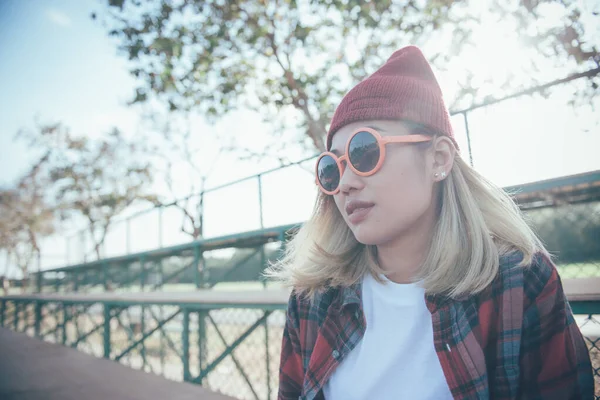 Retrato Chica Hipster Asiático Usar Gafas Sol Naranja Estilo Vintage —  Fotos de Stock