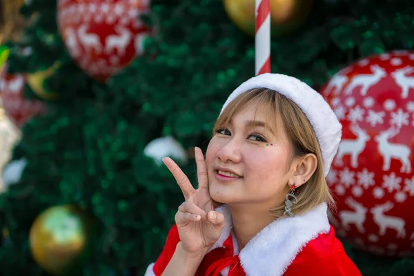 Mooie Jonge Aziatische Vrouw Santa Claus Kleding Buiten — Stockfoto