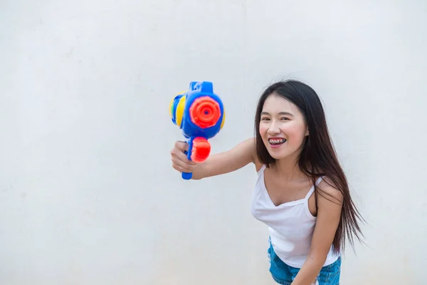 Donna Asiatica Con Pistola Acqua Mano Sfondo Bianco Festival Songkran — Foto Stock