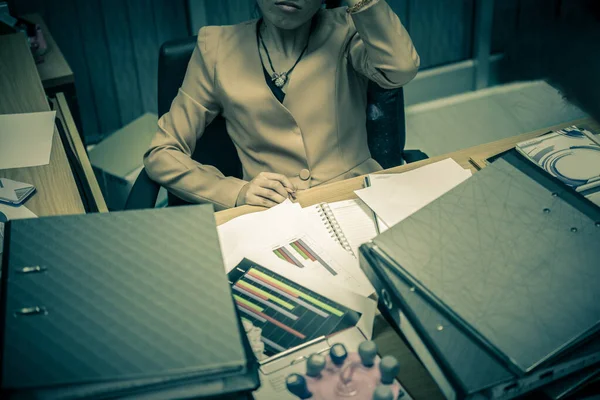 Fiatal Üzletasszony Hangsúlyozta Munka Túlterhelés Miközben Dolgozik Irodában — Stock Fotó