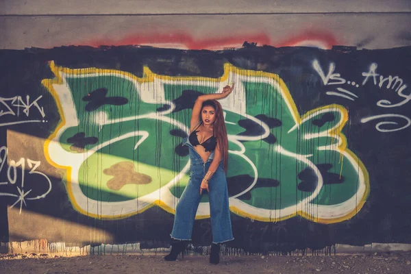 Portrét Asijské Sexy Hipster Dívka Show Podprsenka Graffity Stěně Obilí — Stock fotografie