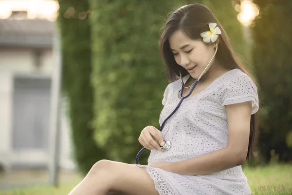 Portret Van Jonge Zwangere Vrouw Het Park Thailand Mensen — Stockfoto