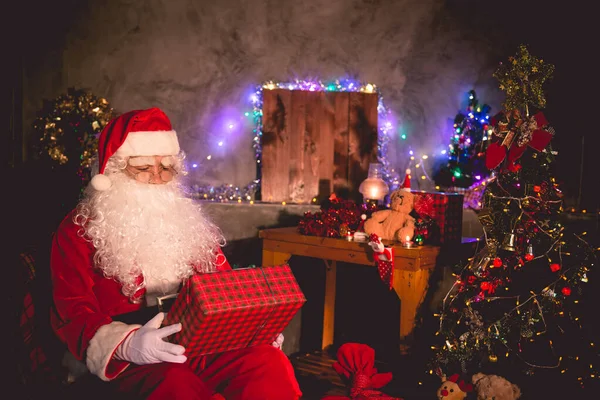 Noel Baba Holding Hediye Evde Kutusunda Gönderilen Hediye Kutusu Plan — Stok fotoğraf