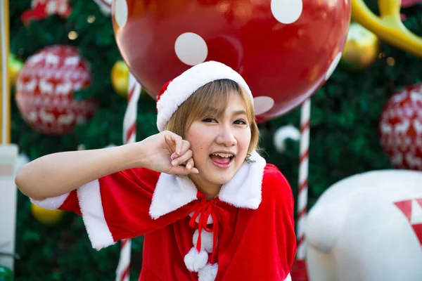 Чудова Молода Азіатка Санта Клаусі Одягається Просто Неба — стокове фото