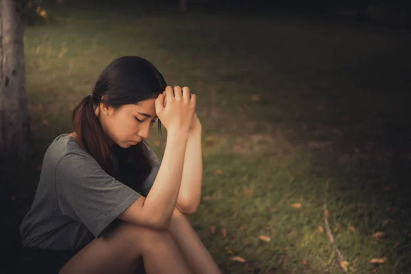 Osamělá Asiatka Sedí Sama Parku Smutná Thajka Něco Myslí Heartbreak — Stock fotografie