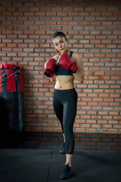 Mujer Deportiva Asiática Usar Guante Boxeo Gimnasio Tailandia Entrenamiento Gente —  Fotos de Stock