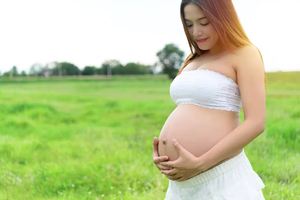 Ritratto Giovane Donna Incinta All Aperto — Foto Stock