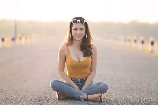 Portret Van Een Prachtige Aziatische Vrouw Het Veld Bij Zonsondergang — Stockfoto