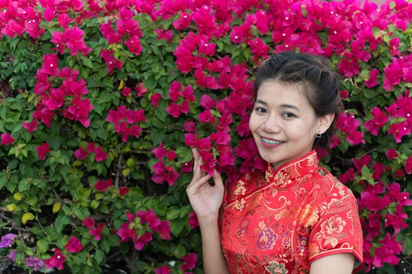 Asiatisk Kvinna Med Vackert Leende Rosa Blommor Bakgrund Happy Chinese — Stockfoto