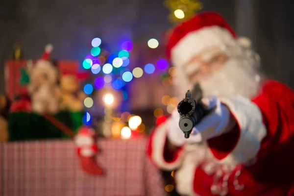 Θυμωμένος Άγιος Βασίλης Κρατώντας Shortgun Στο Σπίτι Καθίστε Στην Καρέκλα — Φωτογραφία Αρχείου