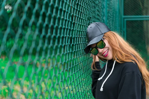 Cool Hipsters Menina Capuz Preto Com Chapéu Preto Vidro Sol — Fotografia de Stock