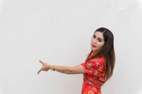 Asijky Žena Cheongsam Bílé Zdi Šťastný Čínský Nový Rok Koncept — Stock fotografie