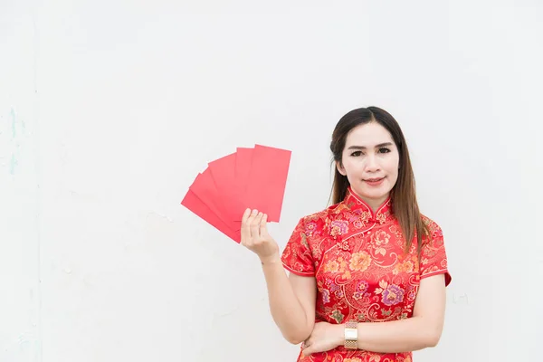 Boldog Kínai Újévet Ázsiai Portréjának Piros Borítékja Van Gyönyörű Mosollyal — Stock Fotó