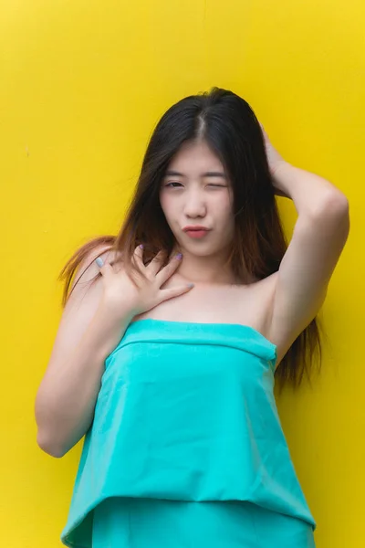 Retrato Hermosa Asiática Chic Chica Pose Para Tomar Una Foto —  Fotos de Stock