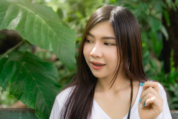 Primer Plano Hermosa Chica Adolescente Parque Con Luz Solar Brillante —  Fotos de Stock