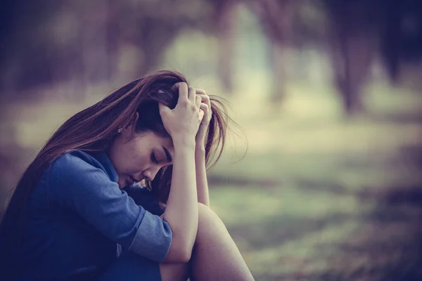 Schöne Thailändische Frau Sehr Traurig Von Unerwiderter Liebe Überdenken Überdenken — Stockfoto