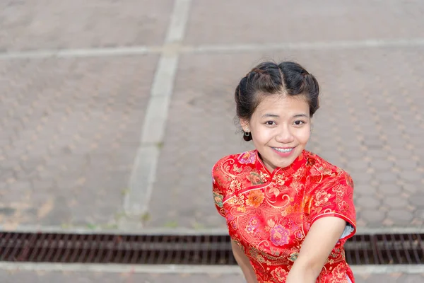 Frohes Chinesisches Neues Jahr Asiatische Frau Trägt Traditionelle Cheongsam Kleidung — Stockfoto