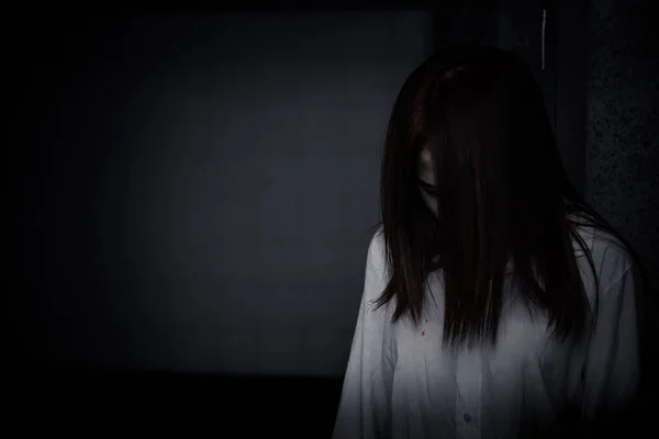 Close Mulher Usar Camisa Branca Quarto Escuro Conceito Filme Assustador — Fotografia de Stock