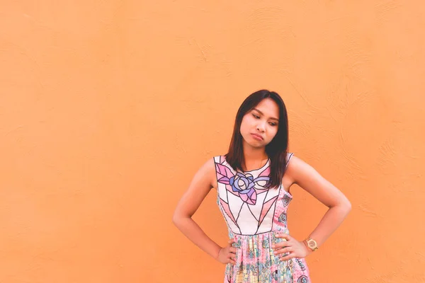 Portrait Belle Femme Asiatique Pose Sur Mur Orange Style Vie — Photo