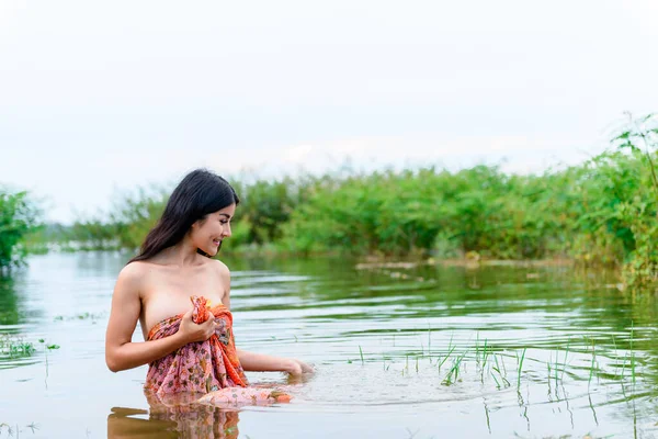 Ταϋλάνδη Γυναίκα Που Φοράει Σαρόνγκ Κολυμπά Στο Ποτάμι — Φωτογραφία Αρχείου
