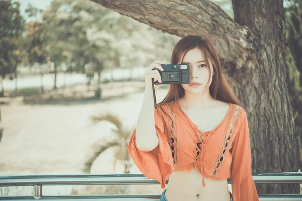 Asiatische Hipster Mädchen Mit Schwarzen Kamera Aktion Nehmen Ein Foto — Stockfoto