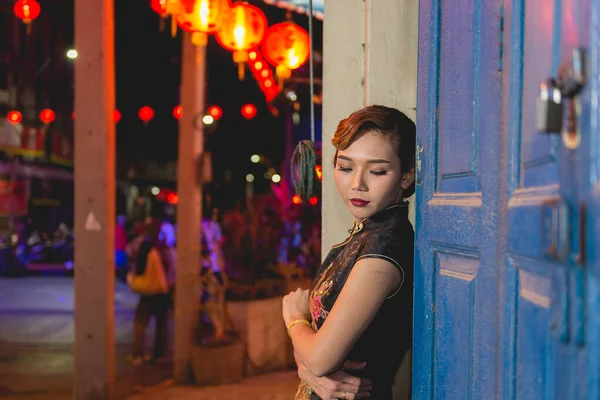 Retrato Mulher Asiática Vestido Preto Passarela Centro Noite Cena Close — Fotografia de Stock