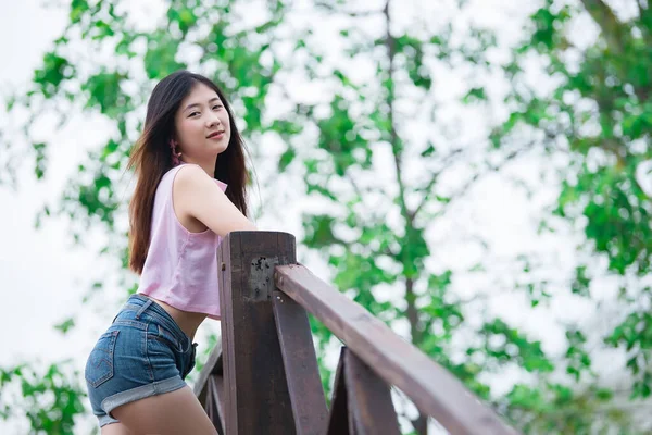 Retrato Bela Asiática Chique Menina Pose Para Tirar Uma Foto — Fotografia de Stock