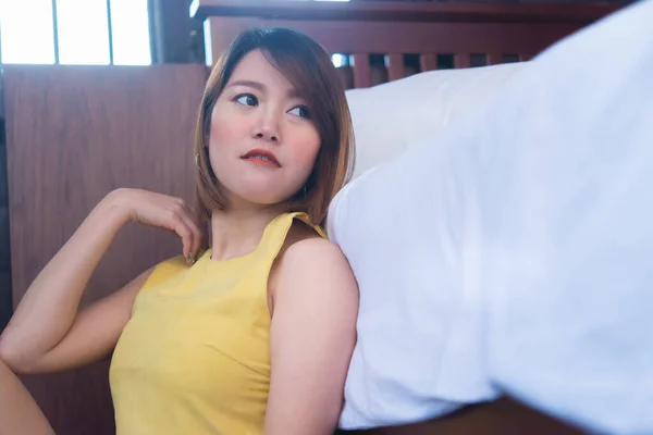 침실에 아시아인의 아름다운 여인의 — 스톡 사진