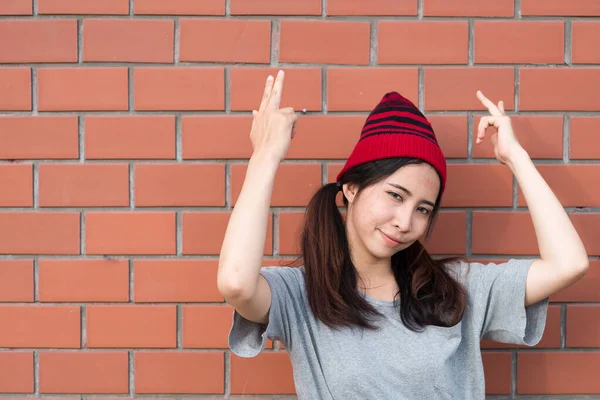 Retrato Asiático Hipster Meninas Tijolo Parede Fundo — Fotografia de Stock