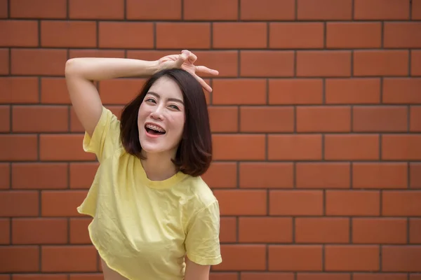 Retrato Bela Menina Asiática Chique Posar Para Tirar Uma Foto — Fotografia de Stock