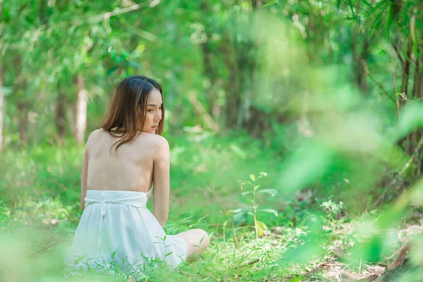 Πορτρέτο Της Όμορφης Ασιάτισσας Στο Δάσος Ταϊλάνδη Άνθρωποι — Φωτογραφία Αρχείου
