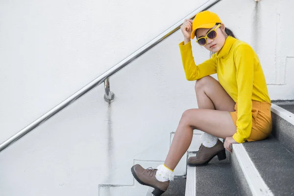 Retrato Bela Mulher Asiática Panos Amarelos Hipsters Menina Usar Chapéu — Fotografia de Stock