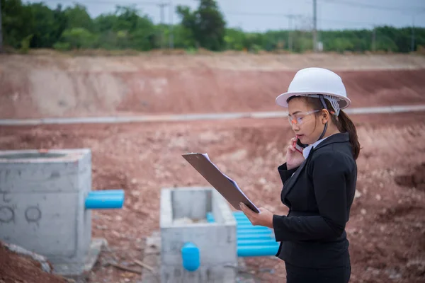 Inginer Femeie Care Lucrează Locul Pod Construcție — Fotografie, imagine de stoc