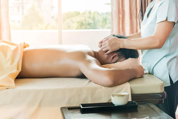 Man Ontspannen Tijdens Massage Spa Salon — Stockfoto