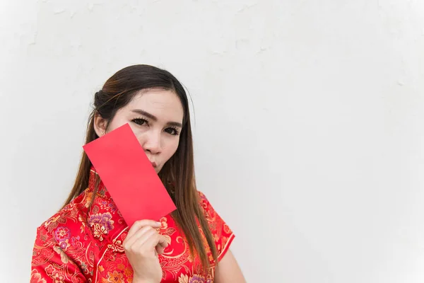 Szczęśliwego Chińskiego Nowego Roku Portret Azjatki Czerwoną Kopertę Białej Ścianie — Zdjęcie stockowe