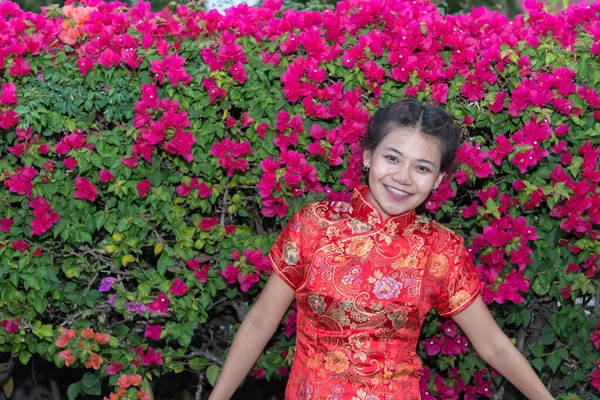 Mujer Asiática Con Hermosa Sonrisa Fondo Flores Rosadas Concepto Feliz — Foto de Stock