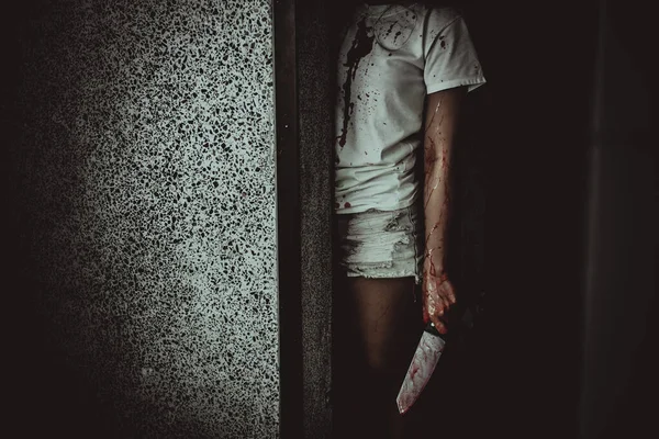 Güzel Asyalı kadın, cinayet konsepti, cesette kan, korku sahnesi.