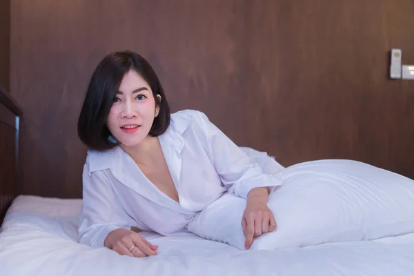 Porträt Der Schönen Asiatischen Sexy Frau Schlafzimmer Thailand — Stockfoto