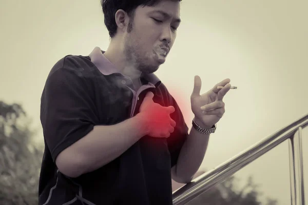 Ασιάτης Άρρωστος Λόγω Του Καπνίσματος Από Την Ποσότητα Καρδιά Ασθένεια — Φωτογραφία Αρχείου