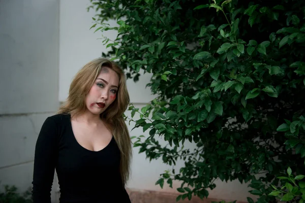 Sexy Mädchen Schwarzen Kleid Mit Kürbis Halloween Konzept Dunkler Ton — Stockfoto