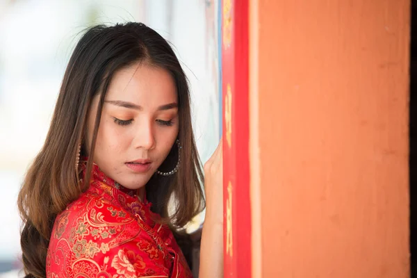 Καλή Κινέζικη Πρωτοχρονιά Ασιάτισσα Που Φοράει Παραδοσιακά Ρούχα Cheongsam Κόκκινο — Φωτογραφία Αρχείου