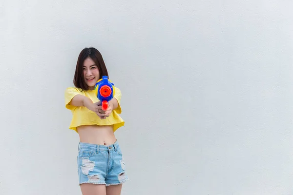 Donna Asiatica Con Pistola Acqua Mano Sfondo Bianco Festival Songkran — Foto Stock