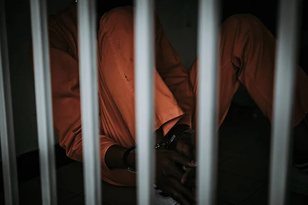 Χέρια Των Ανδρών Απελπισμένα Για Πιάσει Σιδερένια Φυλακή Φυλακισμένος Έννοια — Φωτογραφία Αρχείου