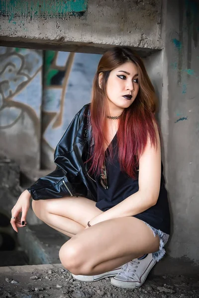 亚洲人带着黑色皮衣朋克风格的肖像 泰国人拍照 — 图库照片