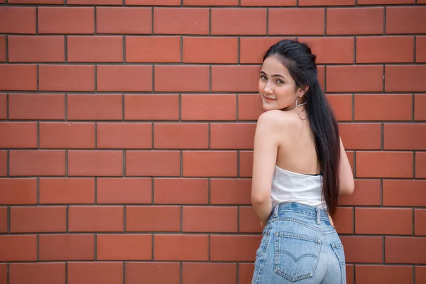 Retrato Bela Menina Asiática Chique Posar Para Tirar Uma Foto — Fotografia de Stock