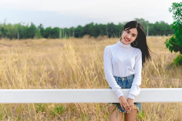 Gelukkig Aziatische Vrouw Met Mooi Staan Hek Het Veld Levensstijl — Stockfoto